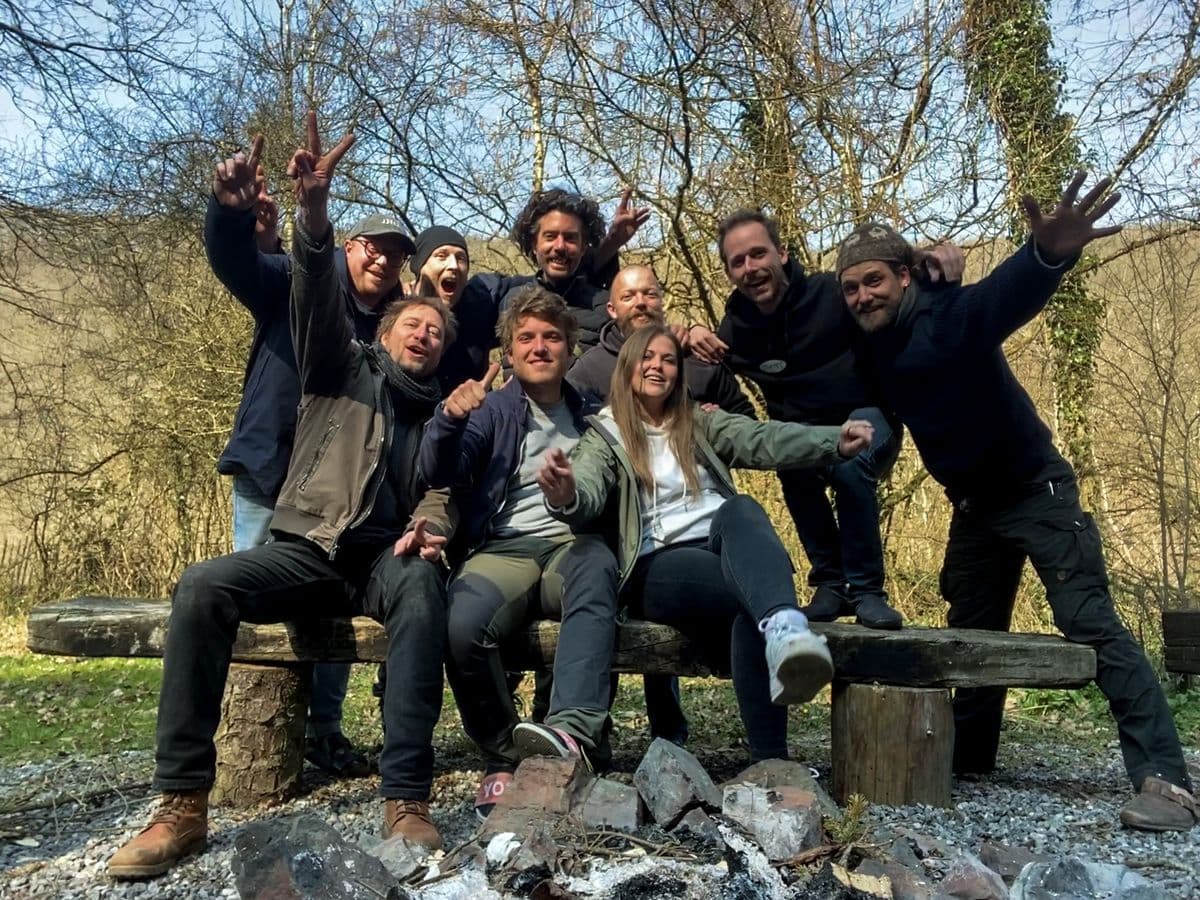 LEJO-jongeren samen rond het kampvuur