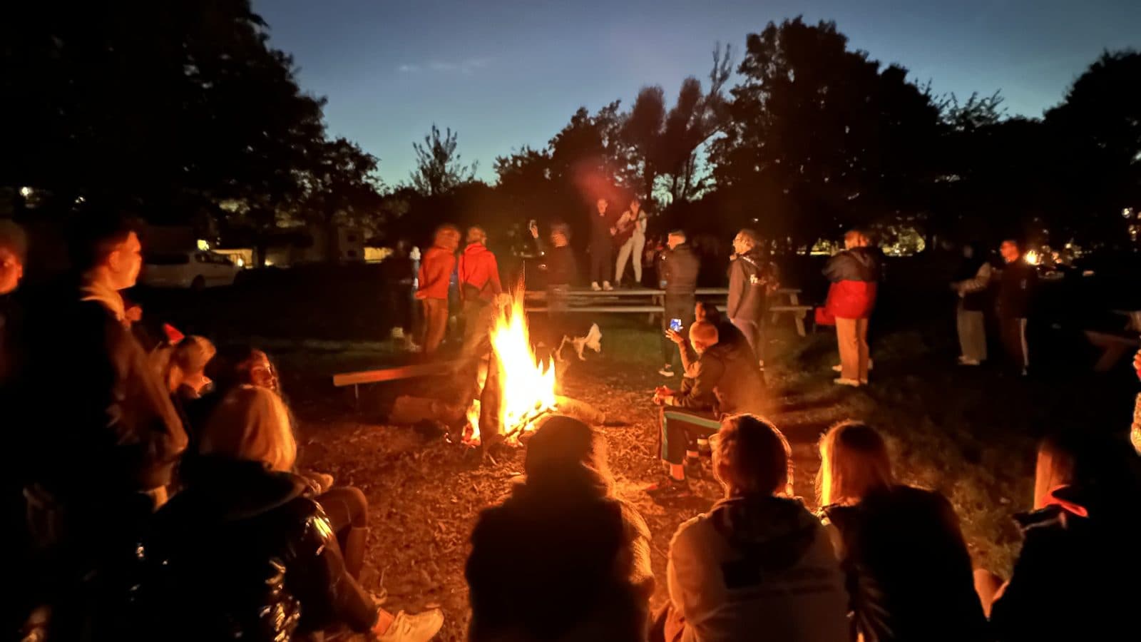 Jongeren samen rond het kampvuur op een LEJO-kamp